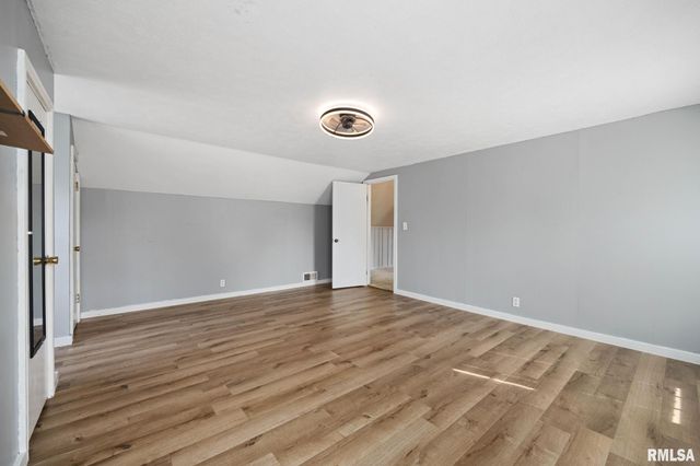 306 N LAWNDALE Avenue, Washington, IL 61571