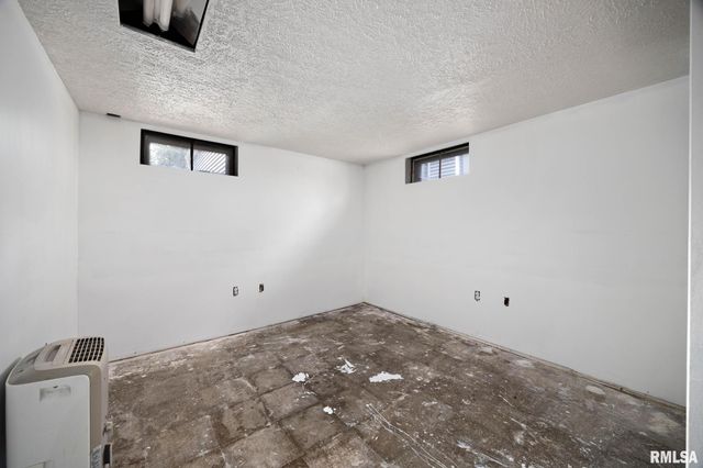 306 N LAWNDALE Avenue, Washington, IL 61571