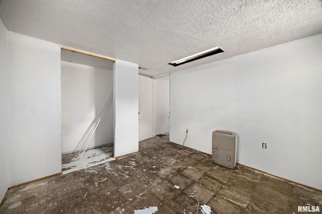 306 N LAWNDALE Avenue, Washington, IL 61571
