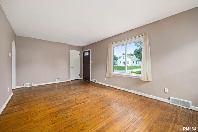 306 N LAWNDALE Avenue, Washington, IL 61571