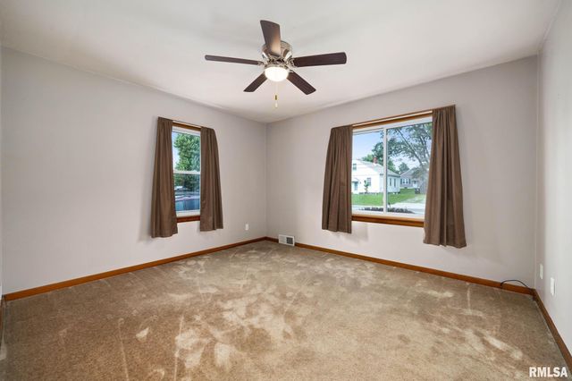 306 N LAWNDALE Avenue, Washington, IL 61571