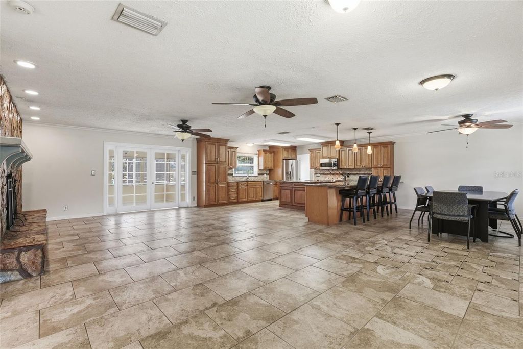 Image 13 of property listing at 13525 301 HIGHWAY N, Thonotosassa, FL 33592