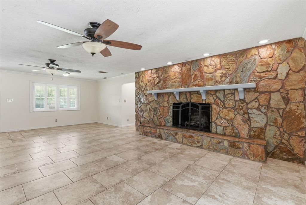 Image 18 of property listing at 13525 301 HIGHWAY N, Thonotosassa, FL 33592