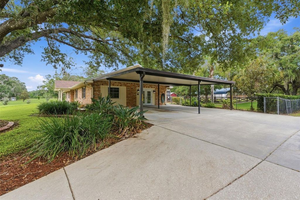 Image 6 of property listing at 13525 301 HIGHWAY N, Thonotosassa, FL 33592