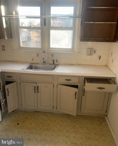 2424 WOOD AVE, Tullytown, PA 19007