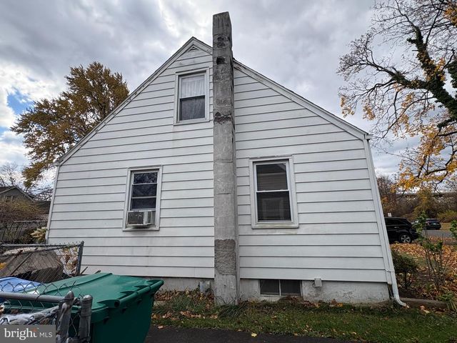 2424 WOOD AVE, Tullytown, PA 19007