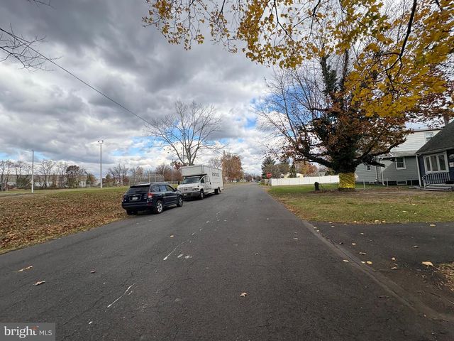 2424 WOOD AVE, Tullytown, PA 19007