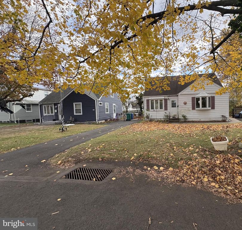 2424 WOOD AVE, Tullytown, PA 19007