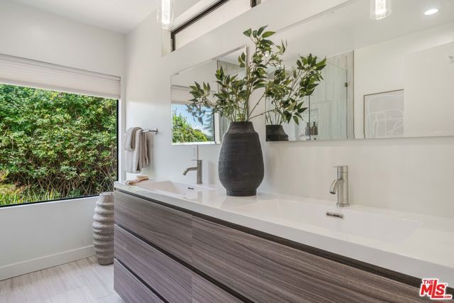 1250 N Norman Place, Los Angeles, CA 90049