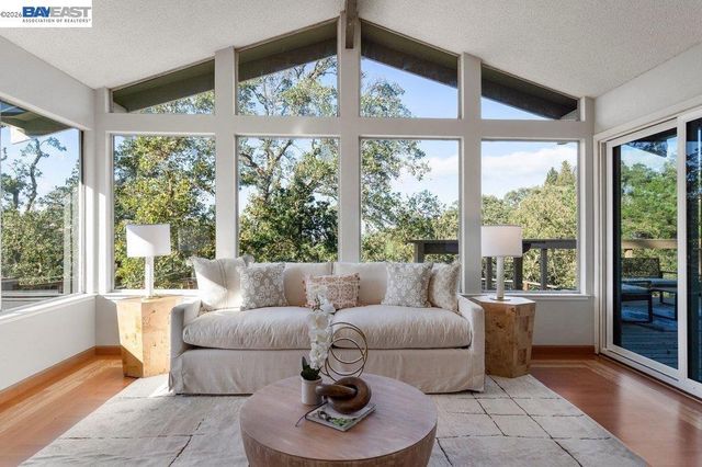 84 Grandview Pl, Walnut Creek, CA 94595