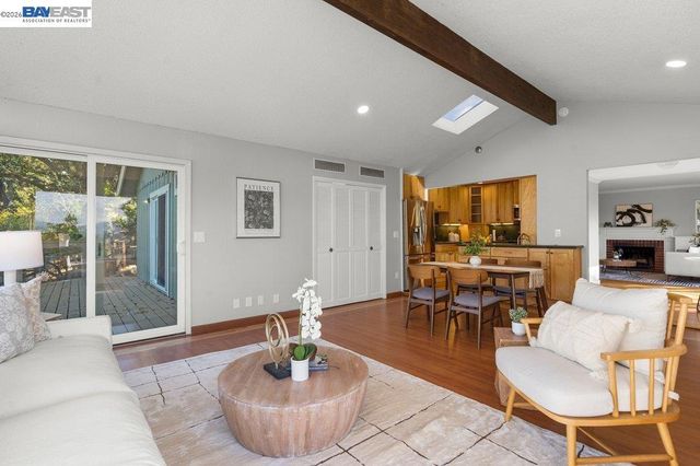 84 Grandview Pl, Walnut Creek, CA 94595