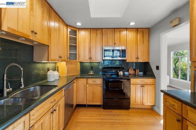 84 Grandview Pl, Walnut Creek, CA 94595