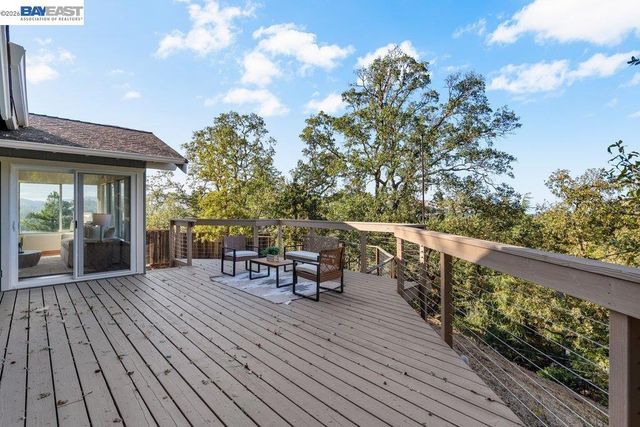 84 Grandview Pl, Walnut Creek, CA 94595