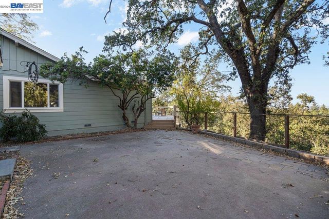 84 Grandview Pl, Walnut Creek, CA 94595