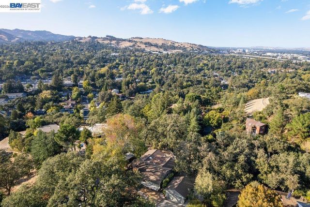 84 Grandview Pl, Walnut Creek, CA 94595