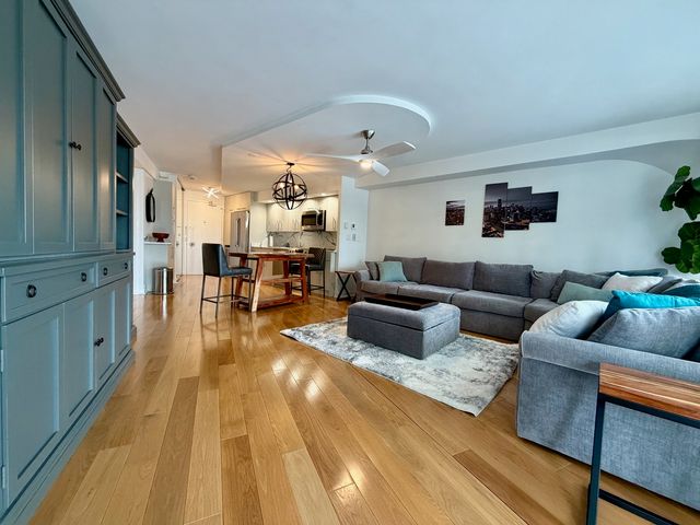 300 N STATE Street 2807, Chicago, IL 60654