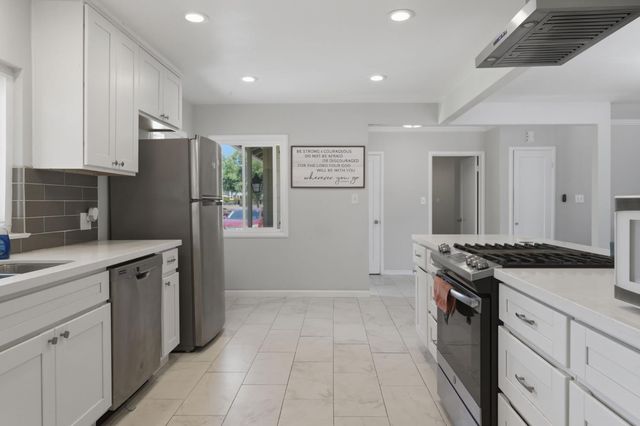 1176 W Mendocino Ave, Stockton, CA 95204