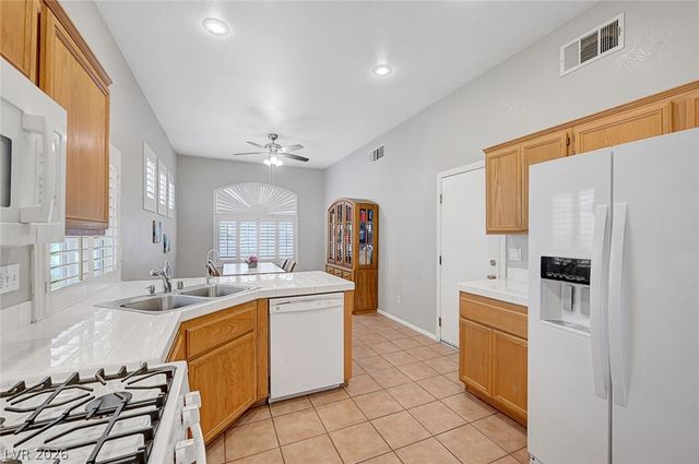 10008 Yellow Canary Avenue, Las Vegas, NV 89117