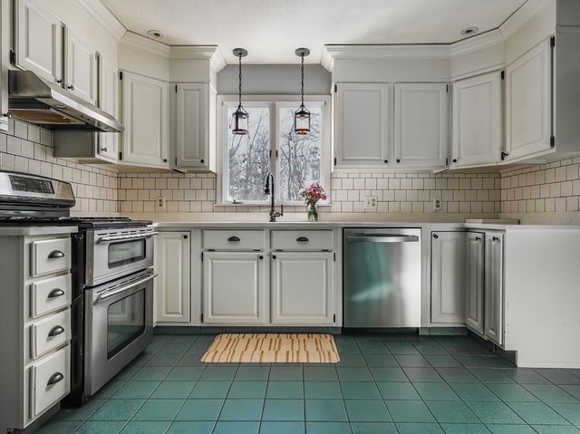 18 Haduk Dr, North Attleboro, MA 02760