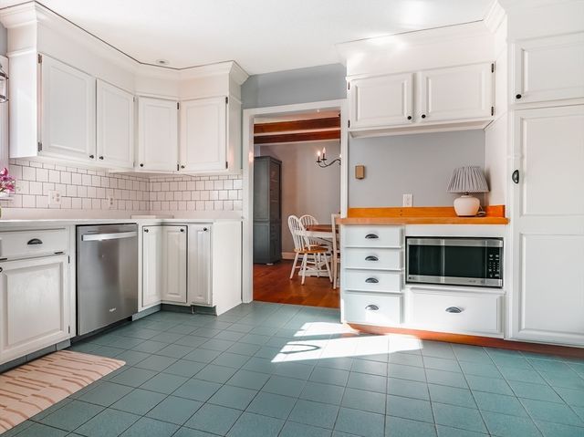 18 Haduk Dr, North Attleboro, MA 02760