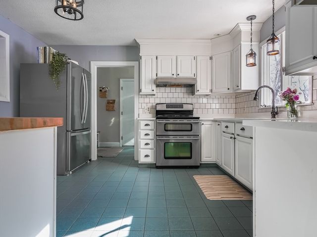 18 Haduk Dr, North Attleboro, MA 02760