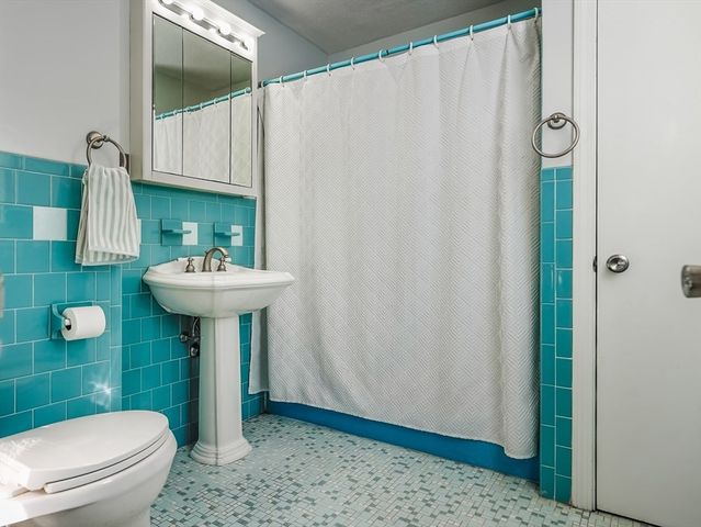 18 Haduk Dr, North Attleboro, MA 02760