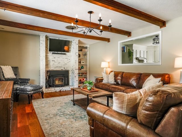 18 Haduk Dr, North Attleboro, MA 02760