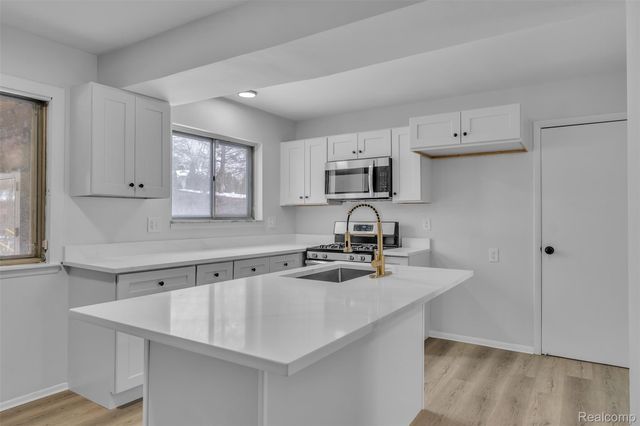 23520 Rockingham Street, Southfield, MI 48033