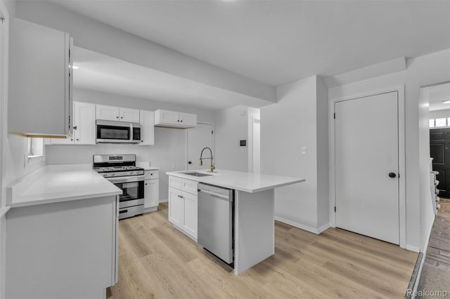 23520 Rockingham Street, Southfield, MI 48033