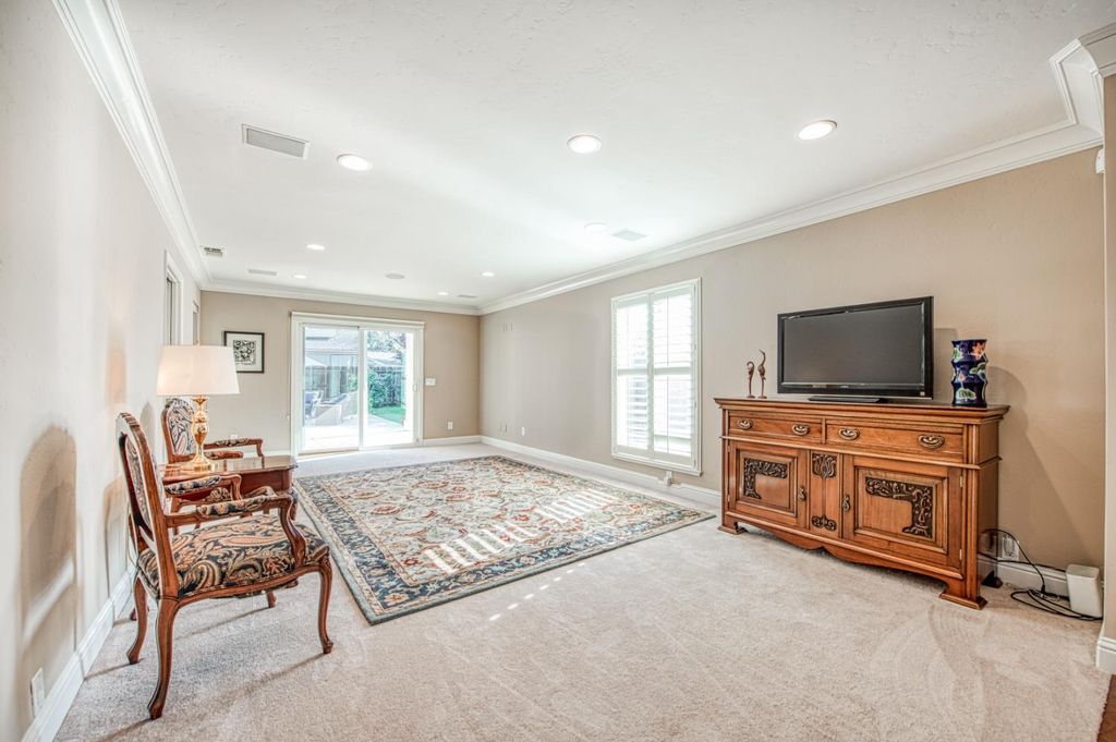 Image 11 of property listing at 1771 S Waverly Lane, Fresno, CA 93727