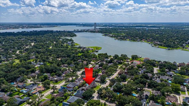410 Crestwood Drive, El Lago, TX 77586