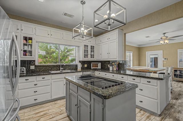 410 Crestwood Drive, El Lago, TX 77586