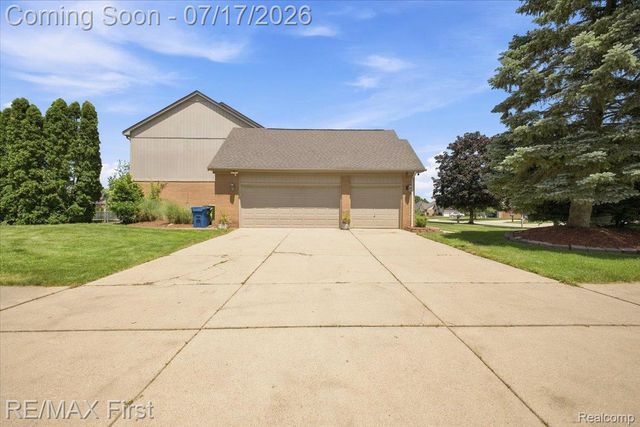 50443 Middle River Drive, Macomb Township, MI 48044
