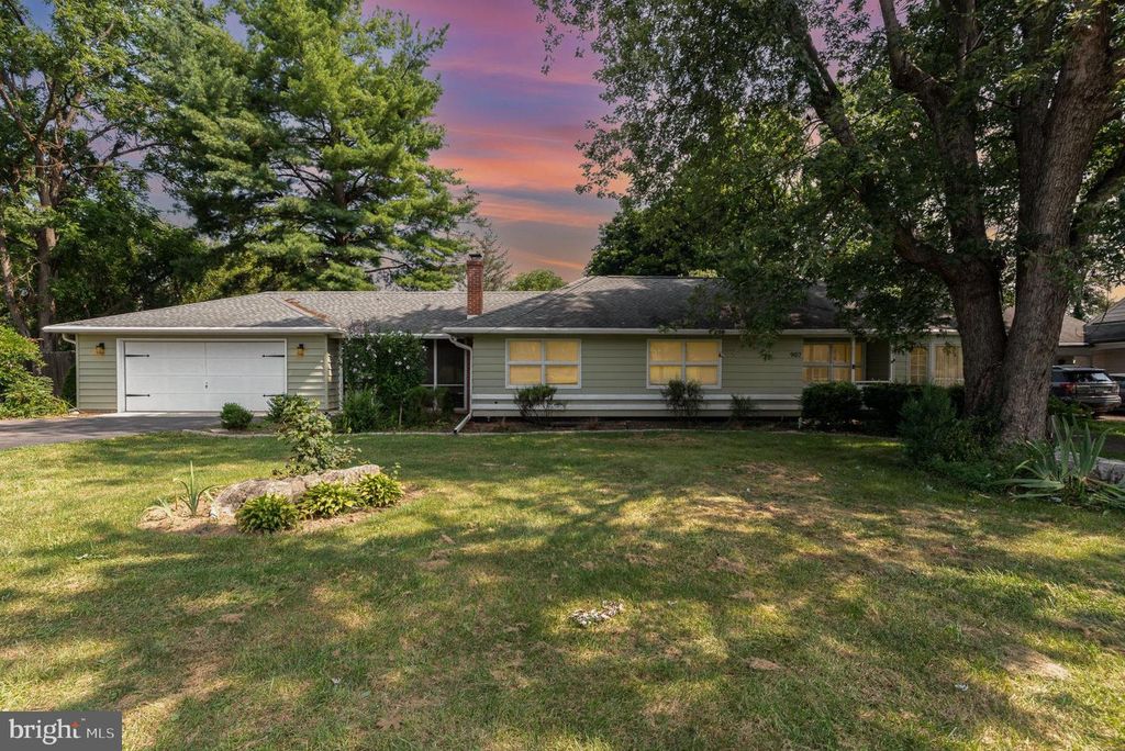 907 W LOUTHER ST, Carlisle, PA 17013