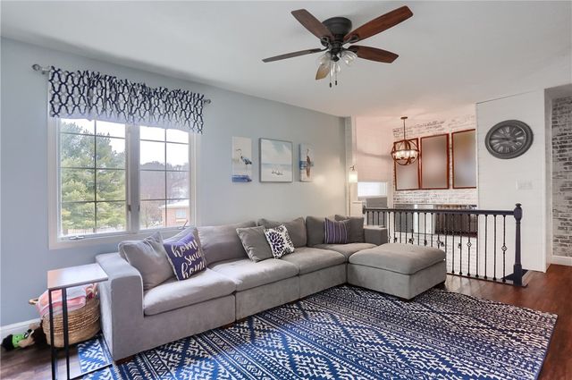 102 Kress View Dr, Oakdale, PA 15071