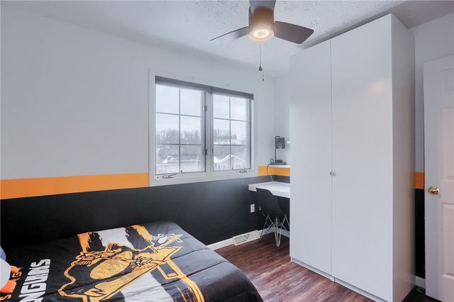 102 Kress View Dr, Oakdale, PA 15071