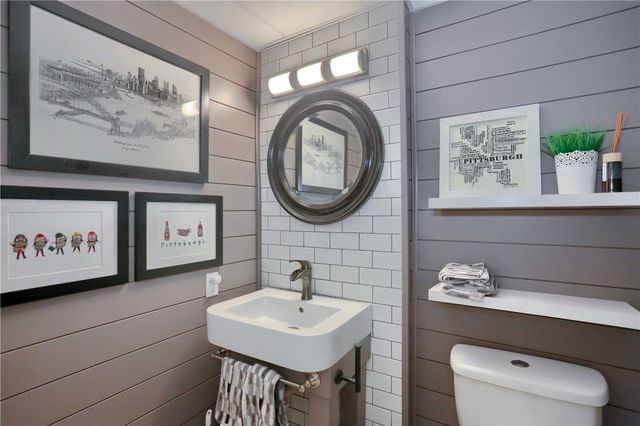 102 Kress View Dr, Oakdale, PA 15071