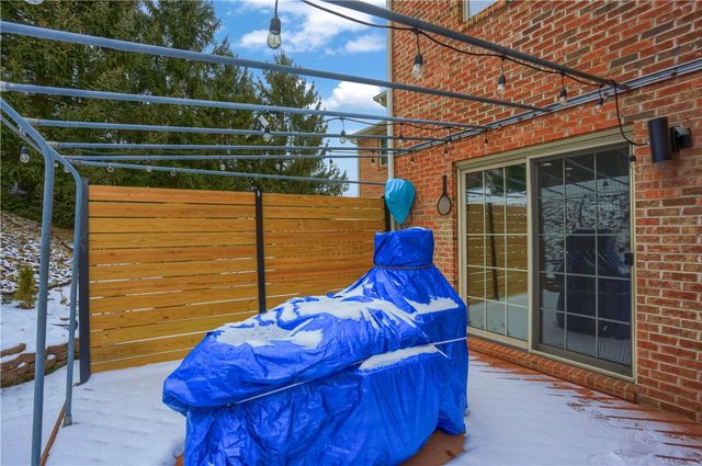 102 Kress View Dr, Oakdale, PA 15071