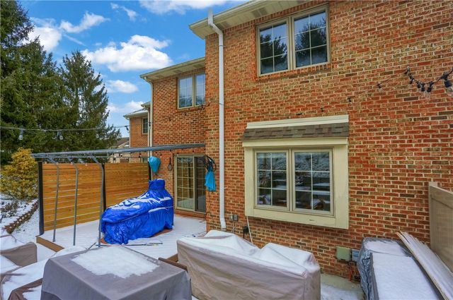 102 Kress View Dr, Oakdale, PA 15071