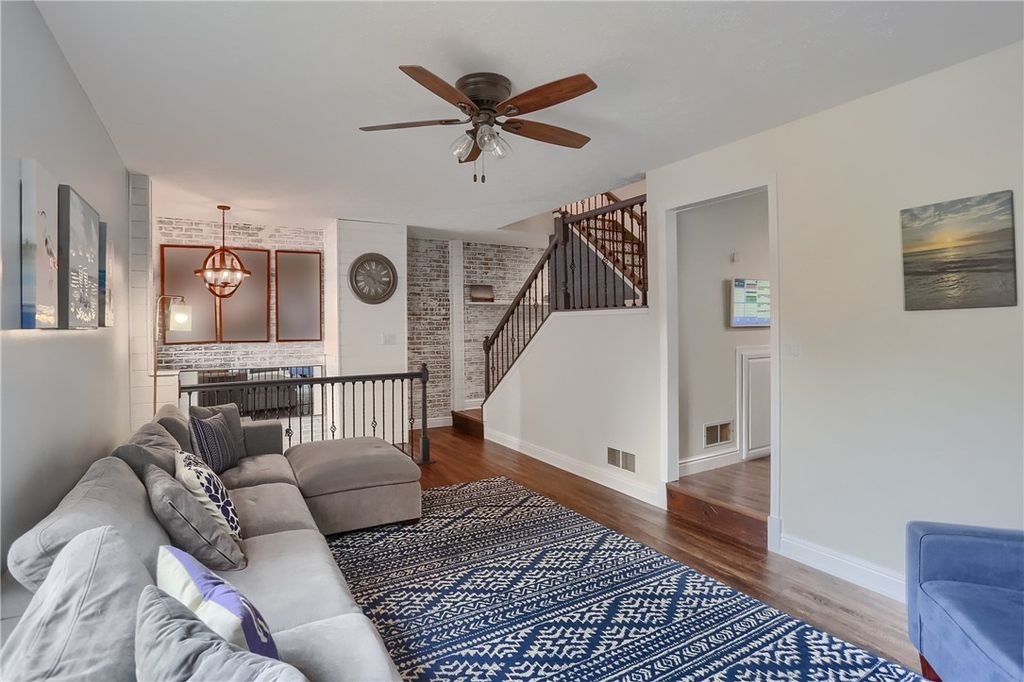 102 Kress View Dr, Oakdale, PA 15071