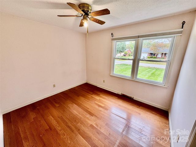 158 W Meadowview Drive, Statesville, NC 28625