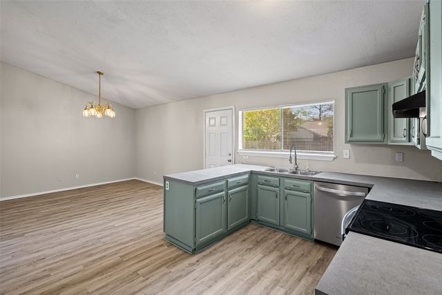 513 Beechwood Drive, Grand Prairie, TX 75052