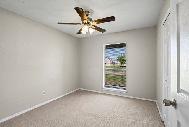 513 Beechwood Drive, Grand Prairie, TX 75052