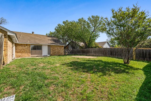 513 Beechwood Drive, Grand Prairie, TX 75052