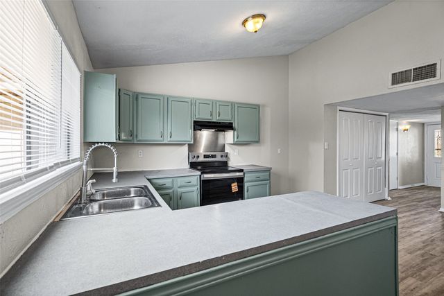 513 Beechwood Drive, Grand Prairie, TX 75052