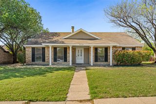 513 Beechwood Drive, Grand Prairie, TX 75052