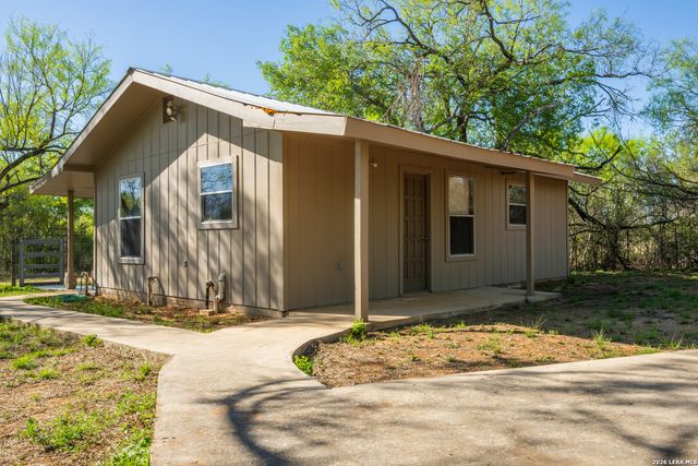 1048 County Road 640, Hondo, TX 78861