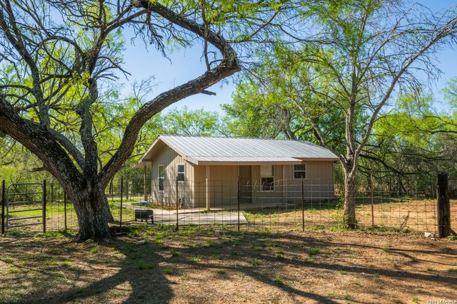 1048 County Road 640, Hondo, TX 78861