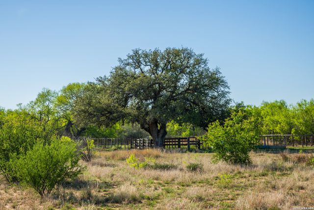 1048 County Road 640, Hondo, TX 78861