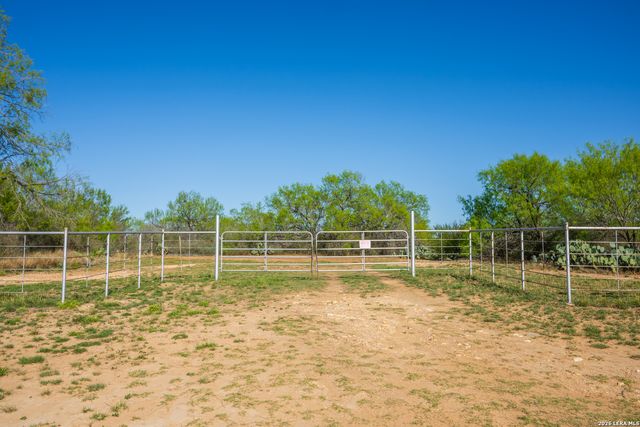 1048 County Road 640, Hondo, TX 78861